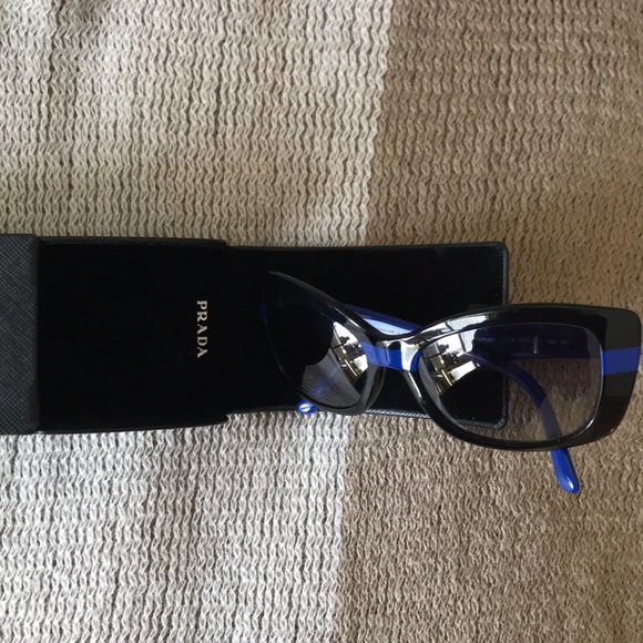 SOLD✨Prada sunglass black with blue stripe - Picture 7 of 8